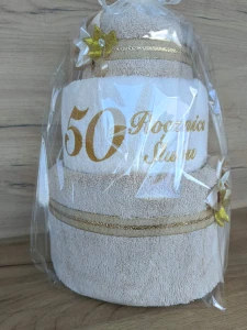 Tort z ręczników 3 poziomowy z haftem 50 rocznica ślubu wzór 1 w kolorach jasny beż, ecru, jasny beż