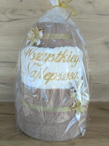 Tort z ręczników 3 poziomowy z haftem Wszystkiego najlepszego wzór 29 w kolorach ciemny beż, ecru, ciemny beż