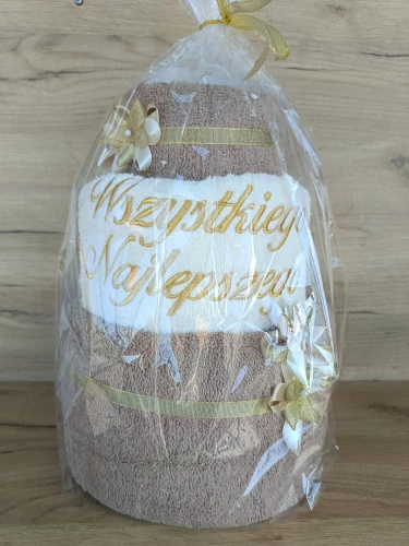 Tort z ręczników 3 poziomowy z haftem Wszystkiego najlepszego wzór 29 w kolorach ciemny beż, ecru, ciemny beż