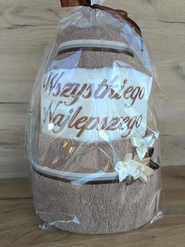 Tort z ręczników 3 poziomowy z haftem Wszystkiego najlepszego wzór 30 w kolorach ciemny beż, ecru, ciemny beż