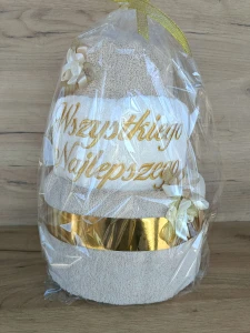 Tort z ręczników 3 poziomowy z haftem Wszystkiego najlepszego wzór 25 w kolorach jasny beż, ecru, jasny beż