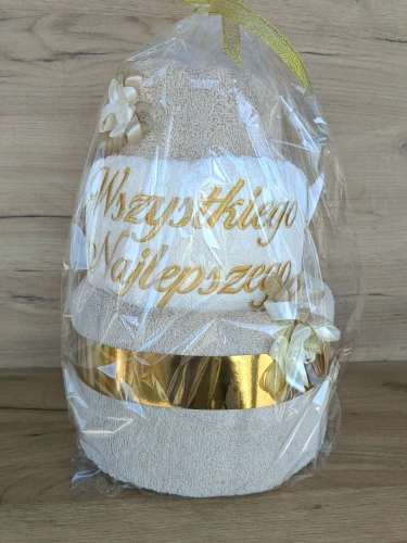 Tort z ręczników 3 poziomowy z haftem Wszystkiego najlepszego wzór 25 w kolorach jasny beż, ecru, jasny beż