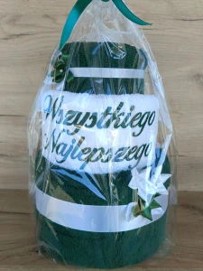 Tort z ręczników 3 poziomowy z haftem Wszystkiego najlepszego wzór 14 w kolorach ciemna zieleń, biały, ciemna zieleń