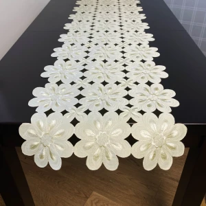 Pas 40x140 cm wzór DA-1462 haftowane kremowe kwiaty prostokąt