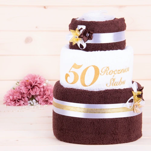 Tort z ręczników 3 poziomowy z haftem 50 rocznica ślubu w kolorach ciemny brąz, biały, ciemny brąz