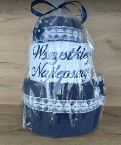 Tort z ręczników 3 poziomowy z haftem Wszystkiego najlepszego wzór 15 
w kolorach granat, biały, granat