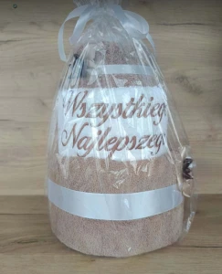 Tort z ręczników 3 poziomowy z haftem Wszystkiego najlepszego wzór 28 w kolorach ciemny beż, biały, ciemny beż