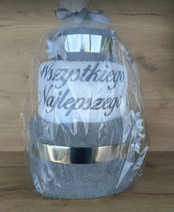 Tort z ręczników 3 poziomowy z haftem Wszystkiego najlepszego wzór 40
w kolorach szary, biały, szary