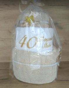 Tort z ręczników 3 poziomowy z haftem 40 rocznica ślubu w kolorach jasny beż, biały, jasny beż