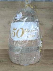 Tort z ręczników 3 poziomowy z haftem 50 rocznica ślubu w kolorach ciemny beż, biały, ciemny beż