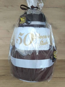Tort z ręczników 3 poziomowy z haftem 50 rocznica ślubu w kolorach ciemny brąz, biały, ciemny brąz