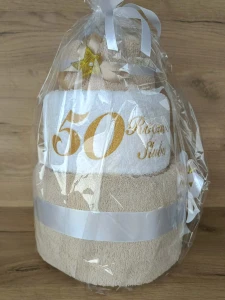 Tort z ręczników 3 poziomowy z haftem 50 rocznica ślubu jasny beż, biały, jasny beż  ze złotym haftem