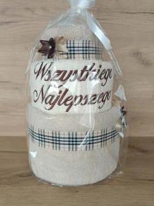 Tort z ręczników 3 poziomowy z haftem Wszystkiego najlepszego wzór 25 w kolorach jasny beż, biały, jasny beż