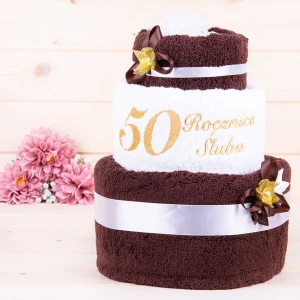 Tort z ręczników 3 poziomowy z haftem 50 rocznica ślubu w kolorach ciemny brąz, biały, ciemny brąz