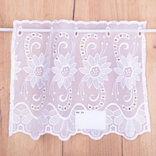 Firana zazdrostka haftowana nr 24 wys. 28,50 cm Biała z haftowanymi kwiatami