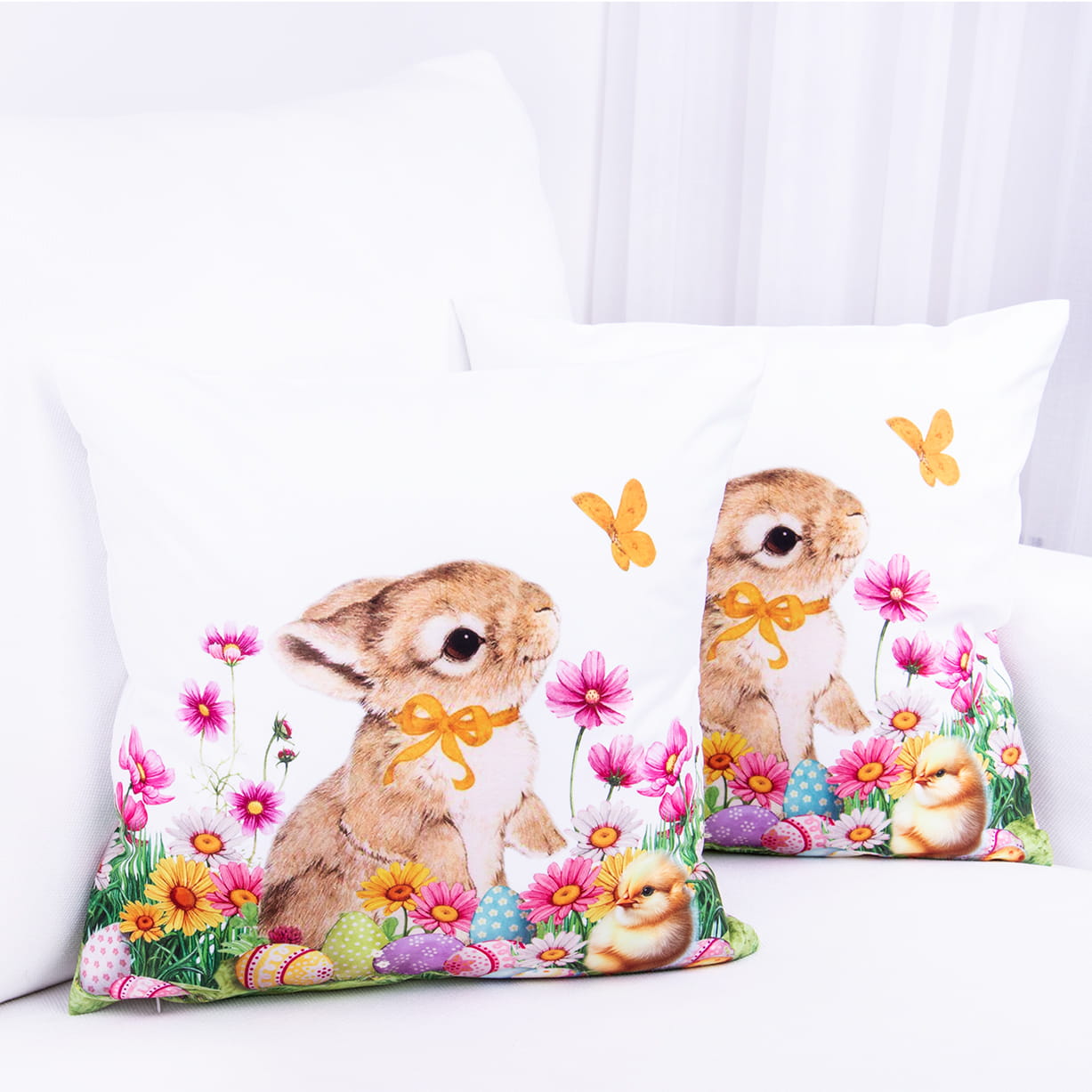 Poszewka wielkanocna 40x40 cm Wielkanocny zajączek z kurczaczkiem i kolorowymi pisankami wśród polnych kwiatów