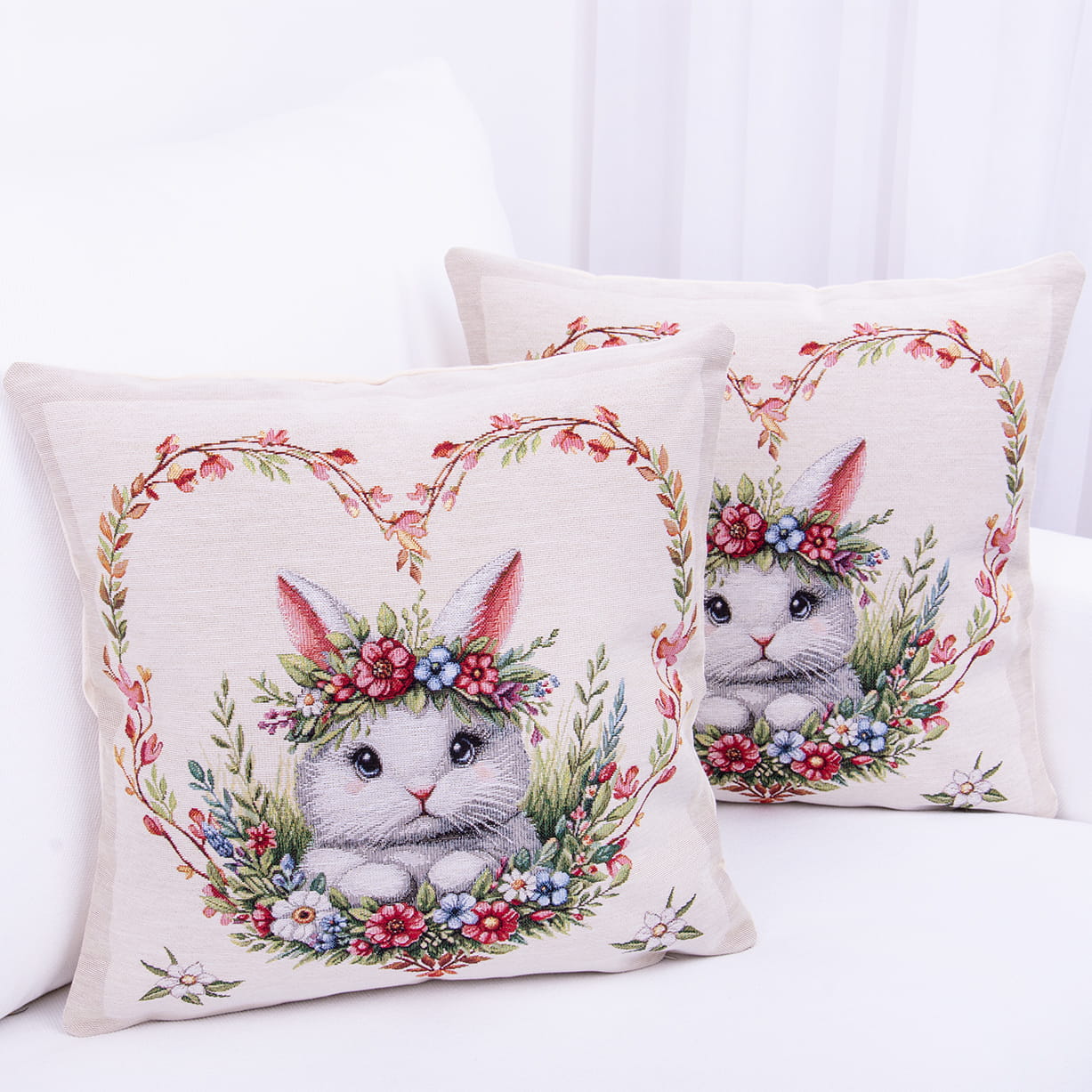 Poszewka wielkanocna gobelinowa 42x42 cm Wielkanocny zajączek w kwiatowym sercu