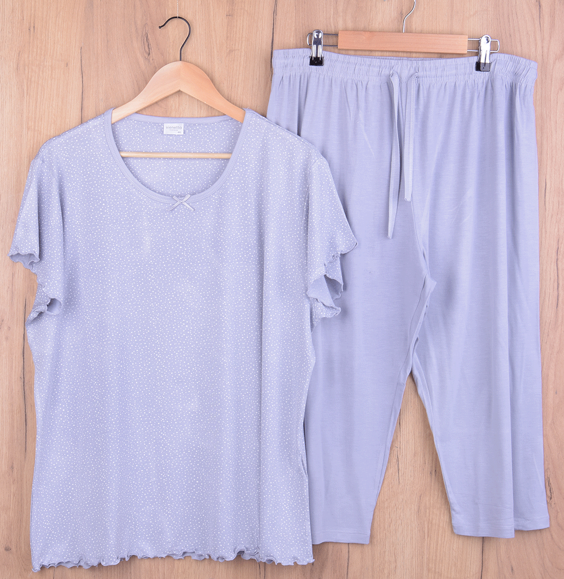 Piżama damska z krótkim rękawem i 3/4 spodnie 409307 rozm: 4XLbiałe kropeczki na jasnoszarym tle Materiał: wiskoza