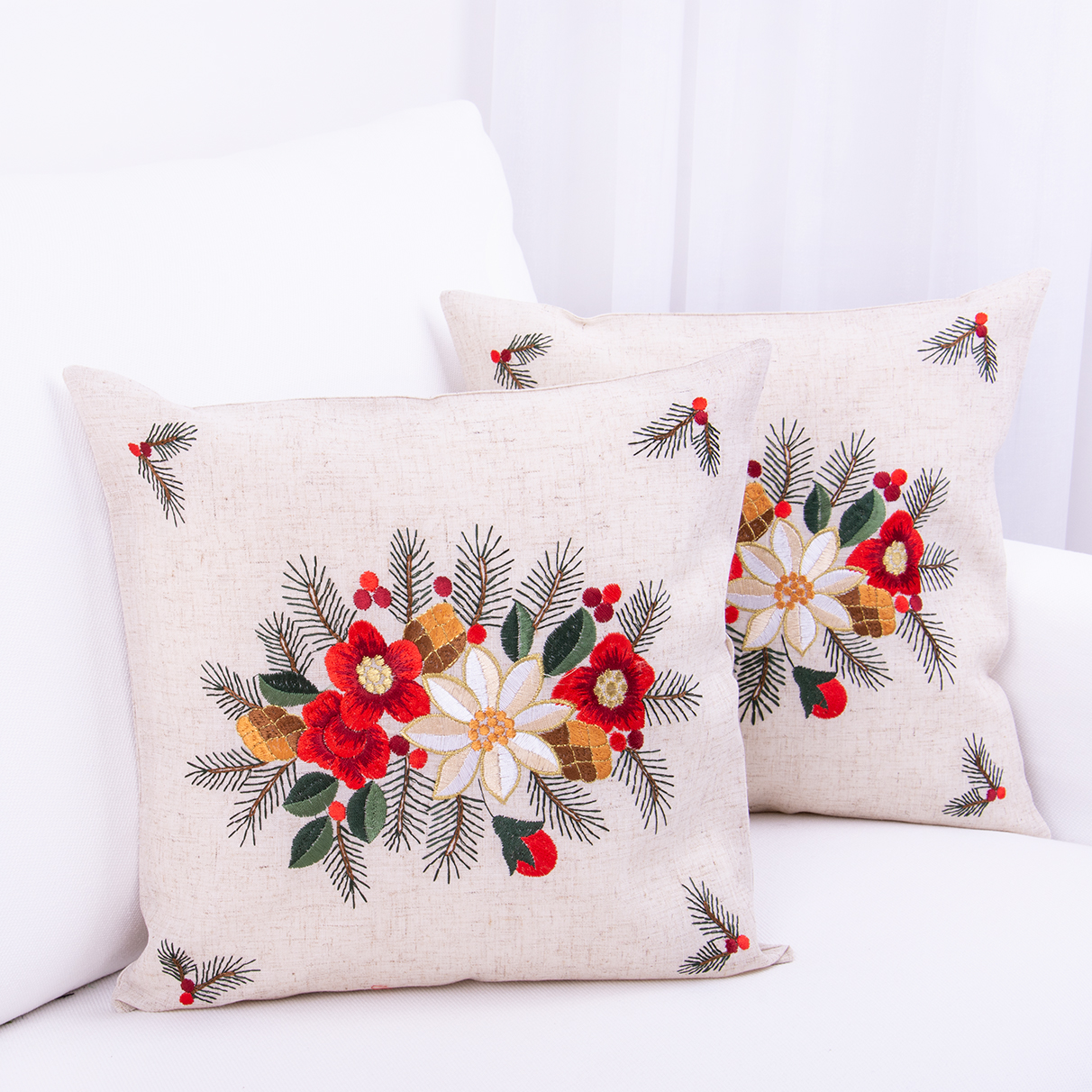 Poszewka świąteczna 40x40 cm Haftowana Stroik z czerwonymi kwiatami i szyszkami na beżowym tle