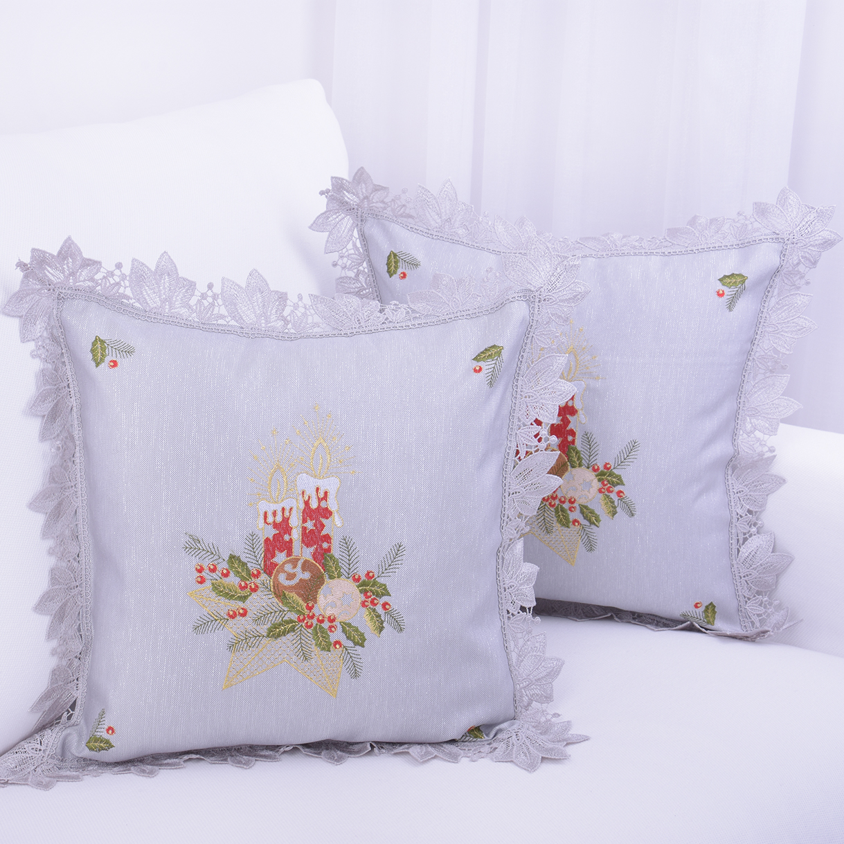 Poszewka świąteczna 40x40 cm Haftowana Świąteczny stroik na szarym tle  przetykany srebrną nitką z ozdobną szarą gipiurą