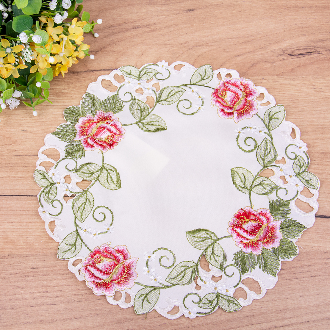 Serwetka koło 30 cm haftowana HL-174 Róże na kremowym tle