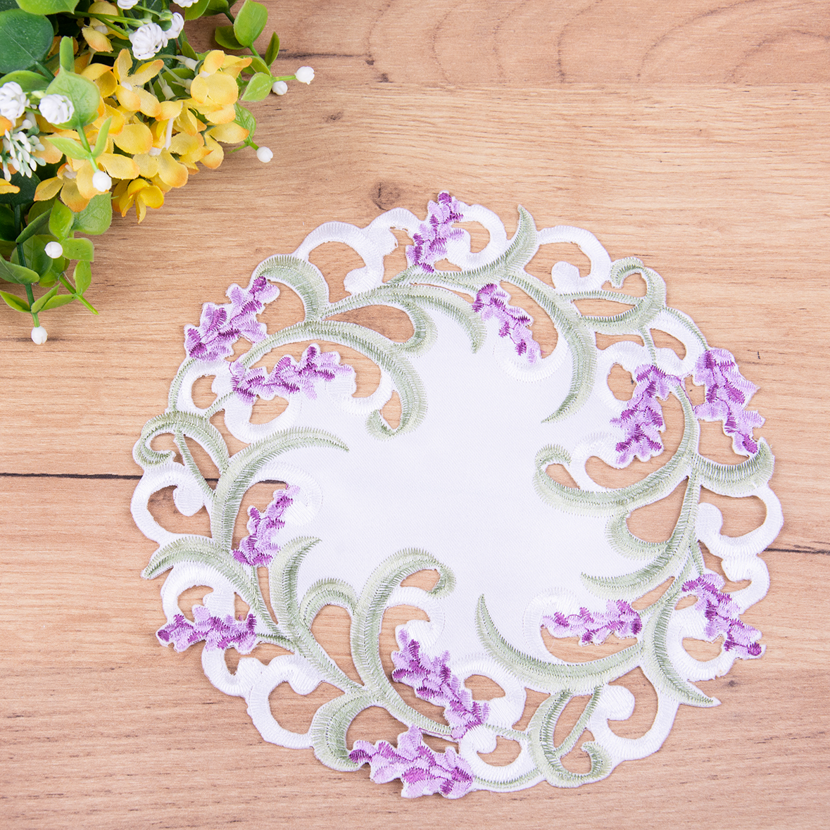 Serwetka koło 20 cm haftowana H8477 Lawenda
