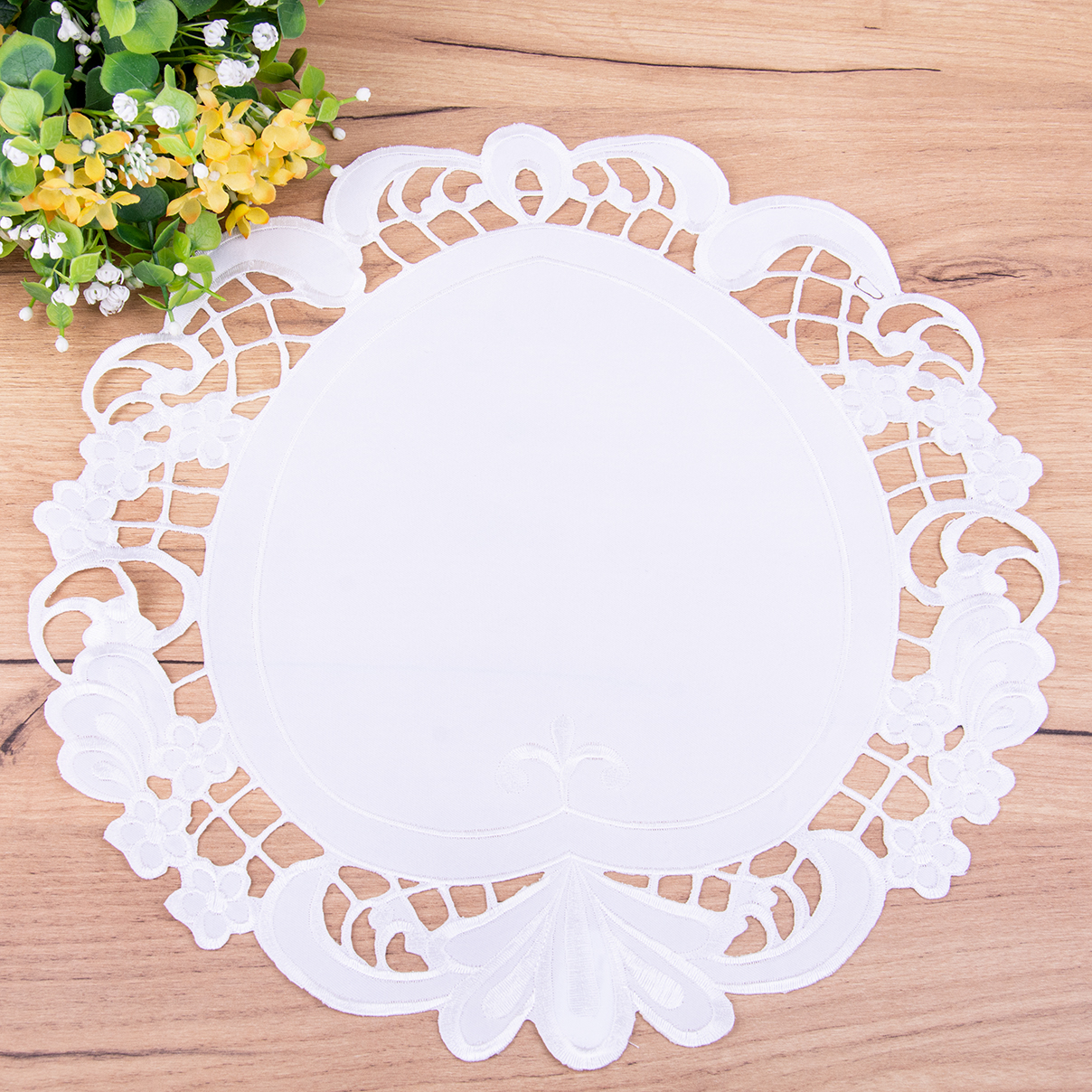 Serwetka koło 40 cm haftowana DA-16223 biała