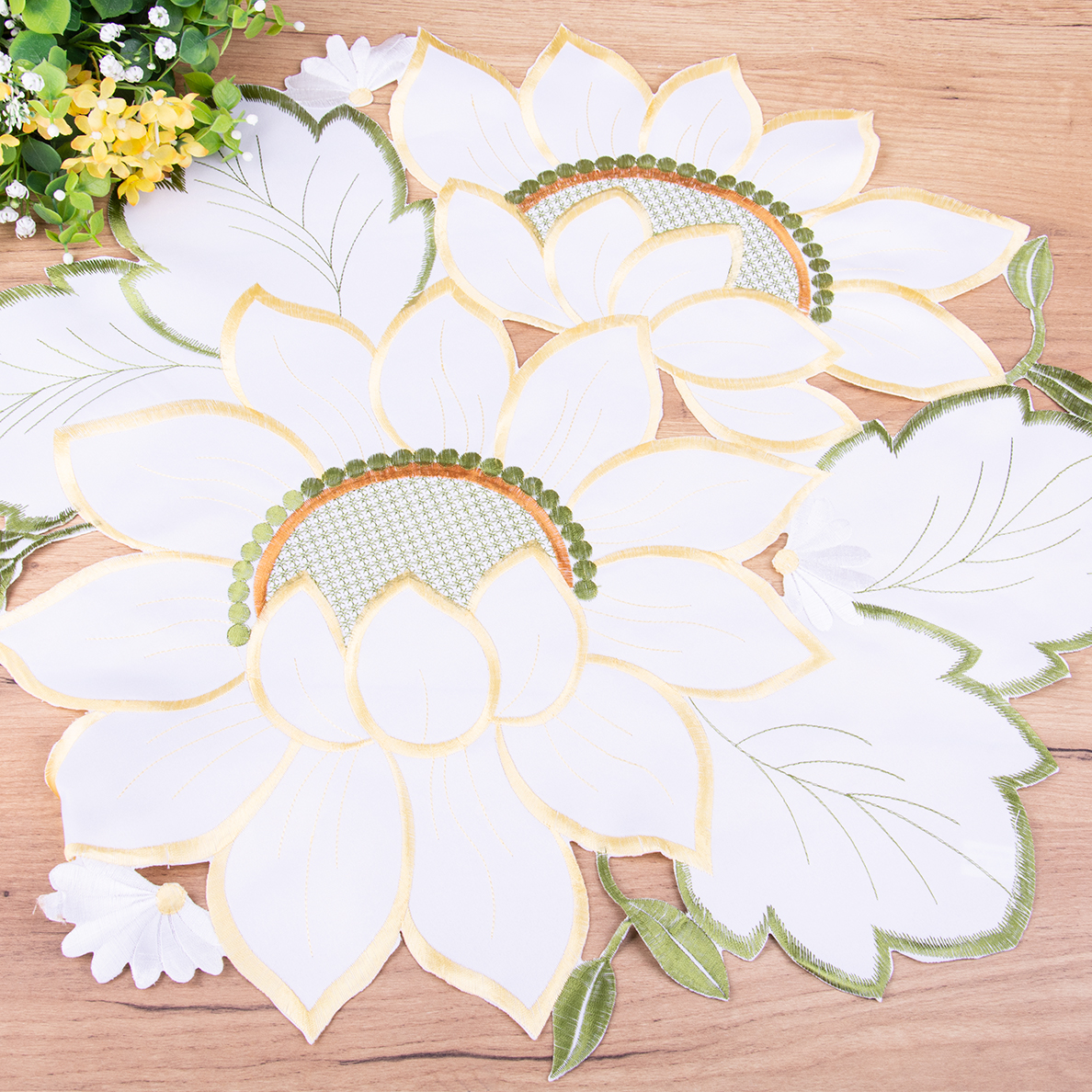 Serwetka koło 60 cm haftowana DA-14746 Kwiat biała