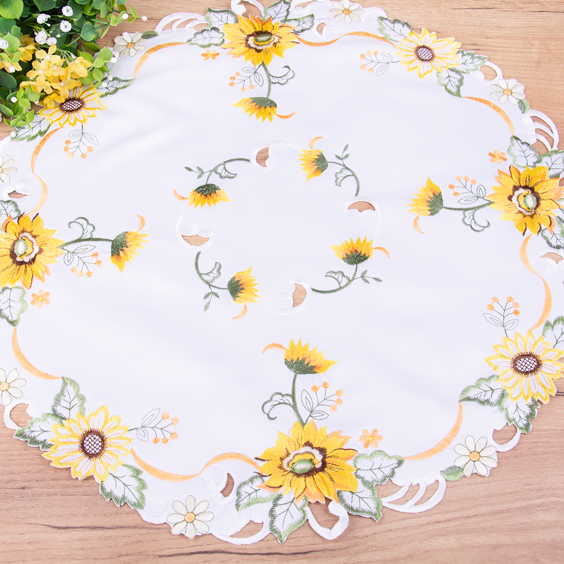 Serwetka koło 60 cm haftowana DA-14063 Żólte kwiaty