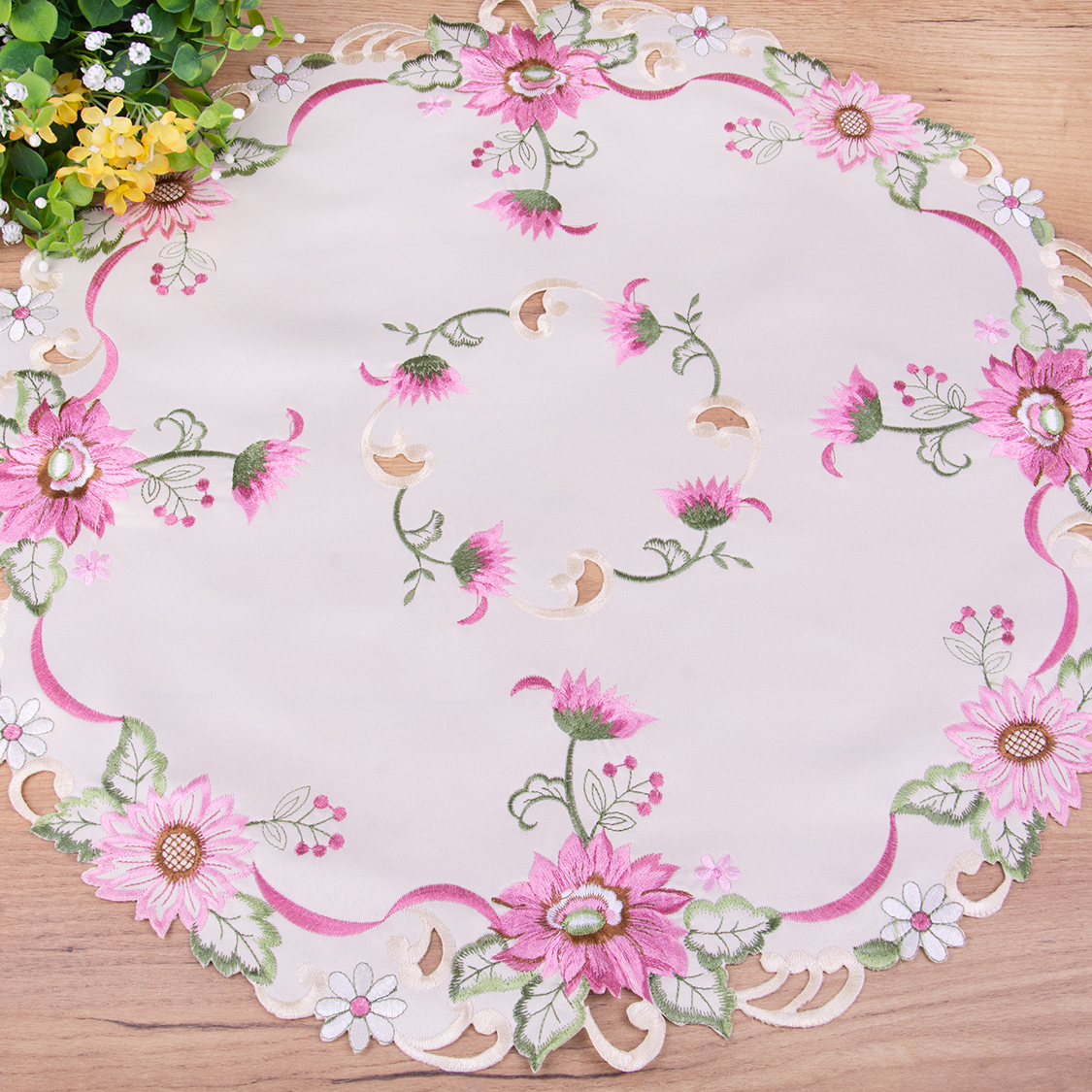 Serwetka koło 60 cm haftowana DA-14063 Różowe kwiaty