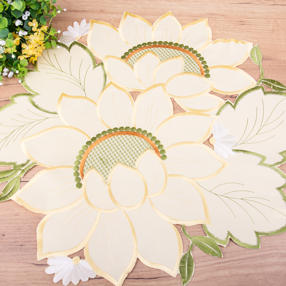 Serwetka koło 60 cm haftowana DA-14746 Kwiat żółta