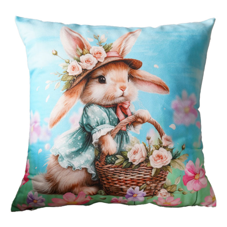 Poszewka wielkanocna 40x40 cm PE-105 Wielkanocny zajączek w eleganckim kapeluszu ozdobionym kwiatami i w stylowej sukience z koszyczkiem wypełnionym różami