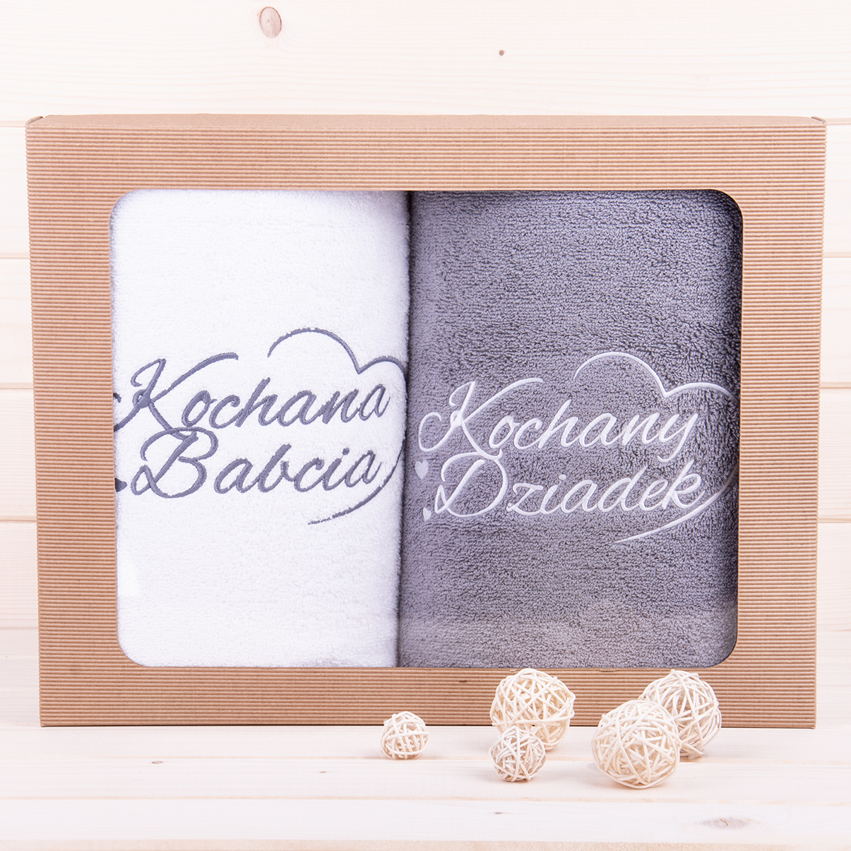 Komplet ręczników 2*70x140 cm z haftem Kochana Babcia Kochany Dziadek wzór 1 w kolorach: biały/szary