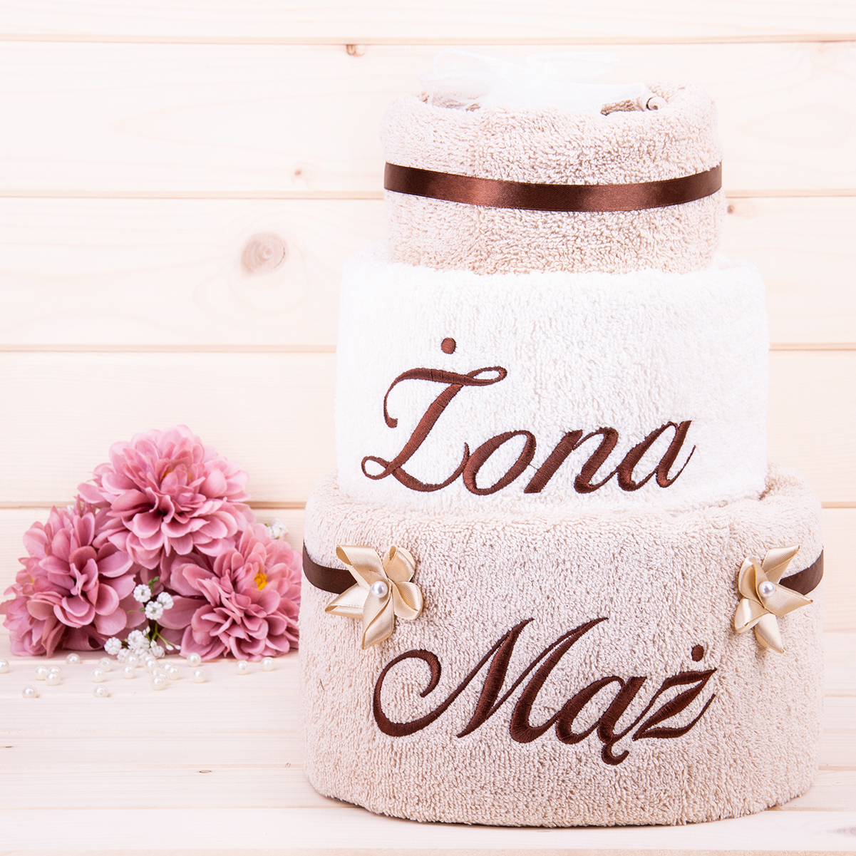 Tort z ręczników 3 poziomowy z haftem Żona Mąż wzór 29 w kolorach jasny beż, ecru, jasny beż