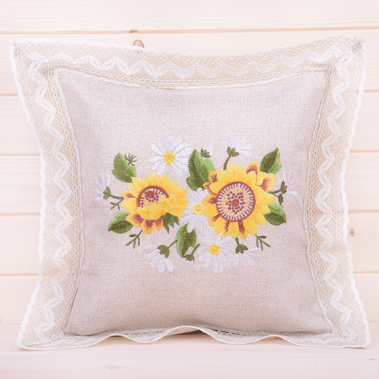 Poszewka ozdobna 40x40 cm G60-0411 Haftowane żółte słoneczniki na beżowym tle, wykończona szydełkową koronką