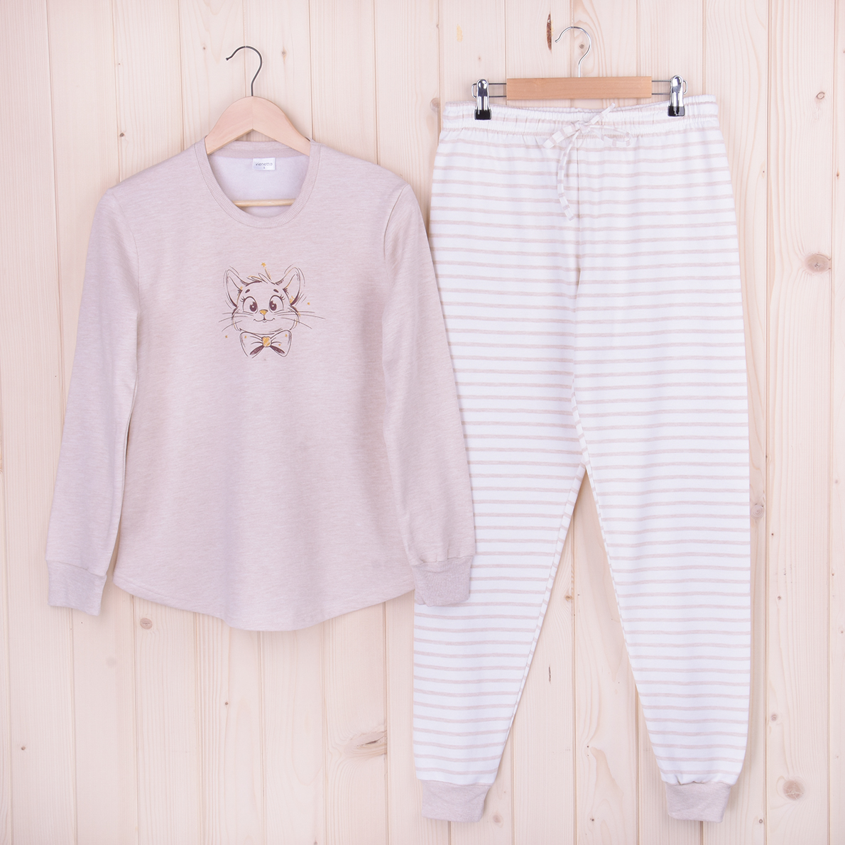 Piżama damska z długimi spodniami i rękawem 501041 rozm: S z kutnerkiem Kotek na beżu