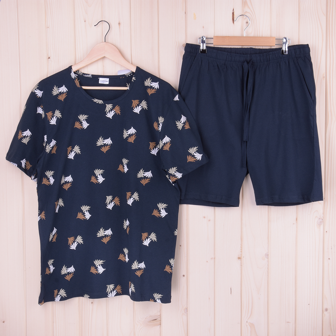Piżama męska z krótkim rękawem i szortami 408023 rozm: L Listki na granatowym tle