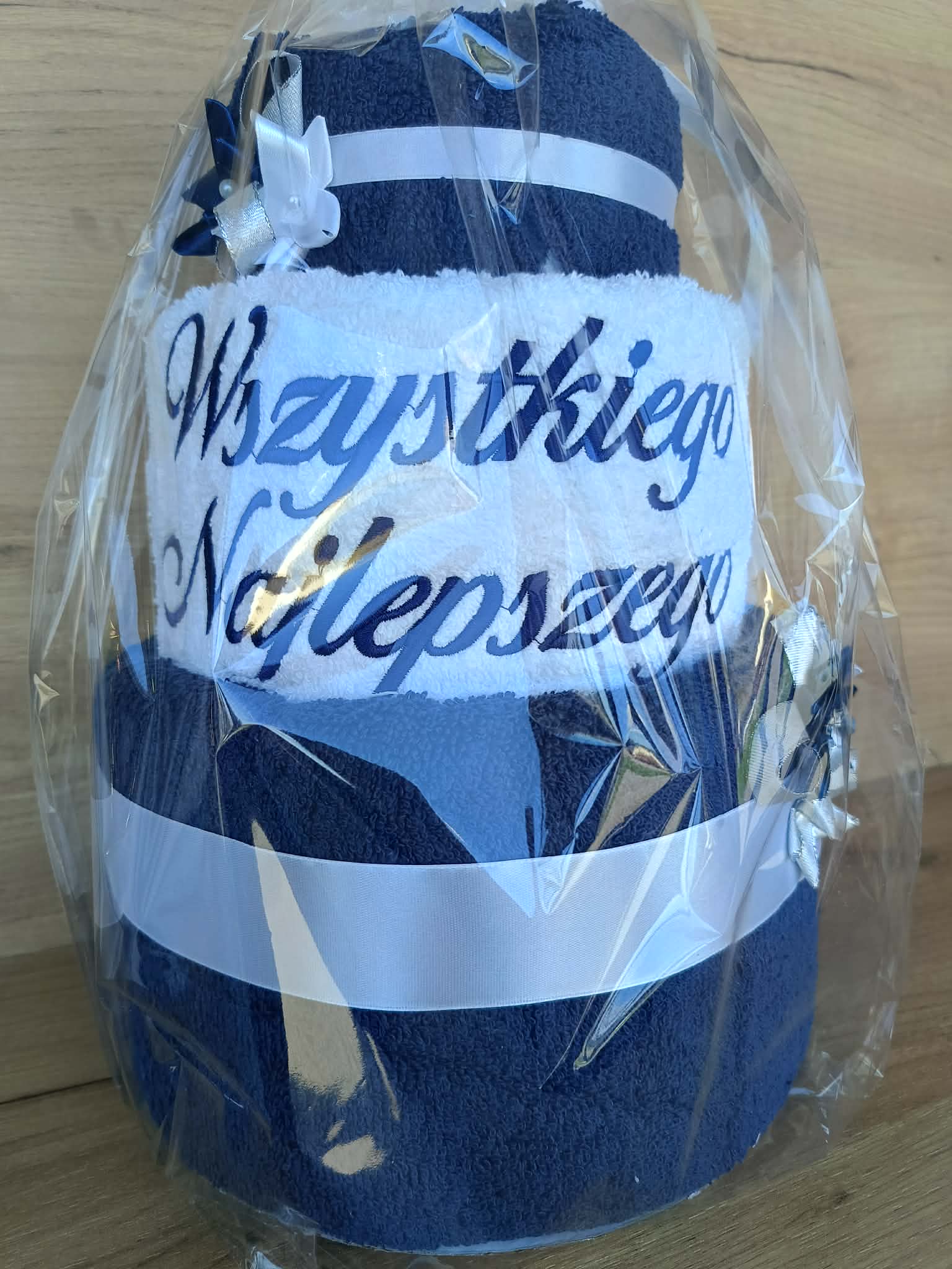 Tort z ręczników 3 poziomowy z haftem Wszystkiego najlepszego wzór 15 
w kolorach granat biały granat