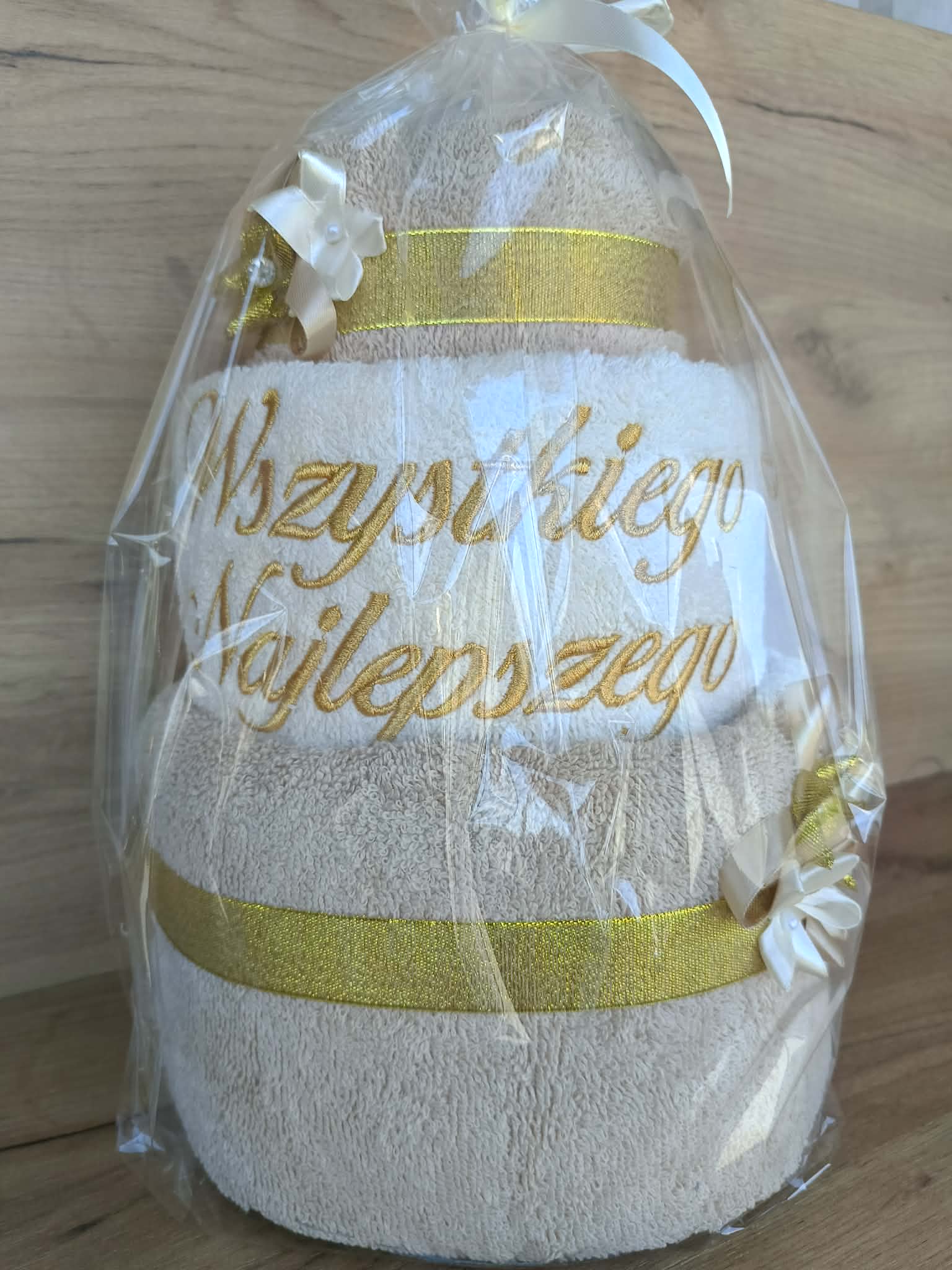 Tort z ręczników 3 poziomowy z haftem Wszystkiego najlepszego wzór 27 w kolorach jasny beż, ecru, jasny beż