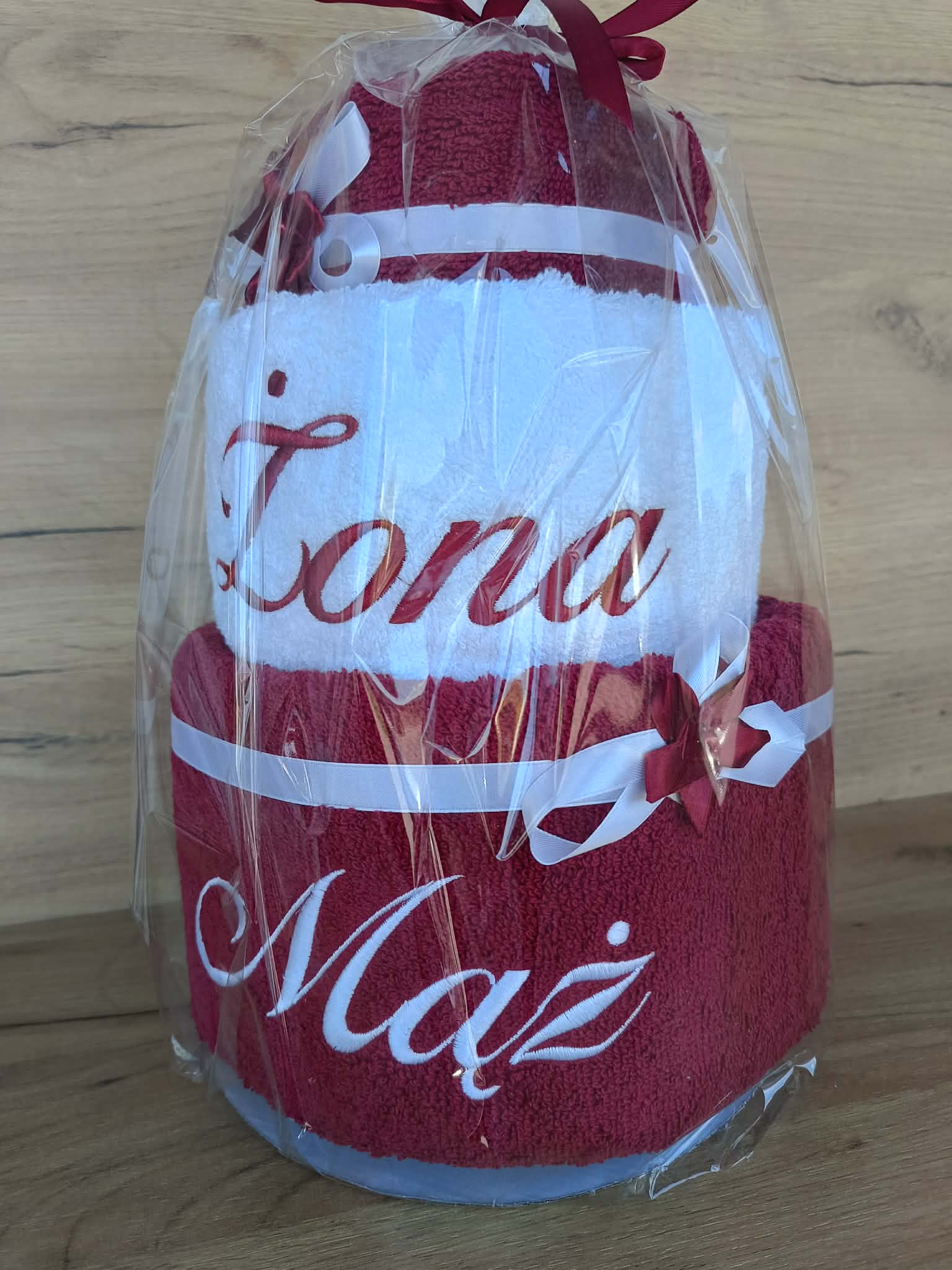 Tort z ręczników 3 poziomowy z haftem Żona Mąż wzór 3 w kolorach bordo, biały, bordo