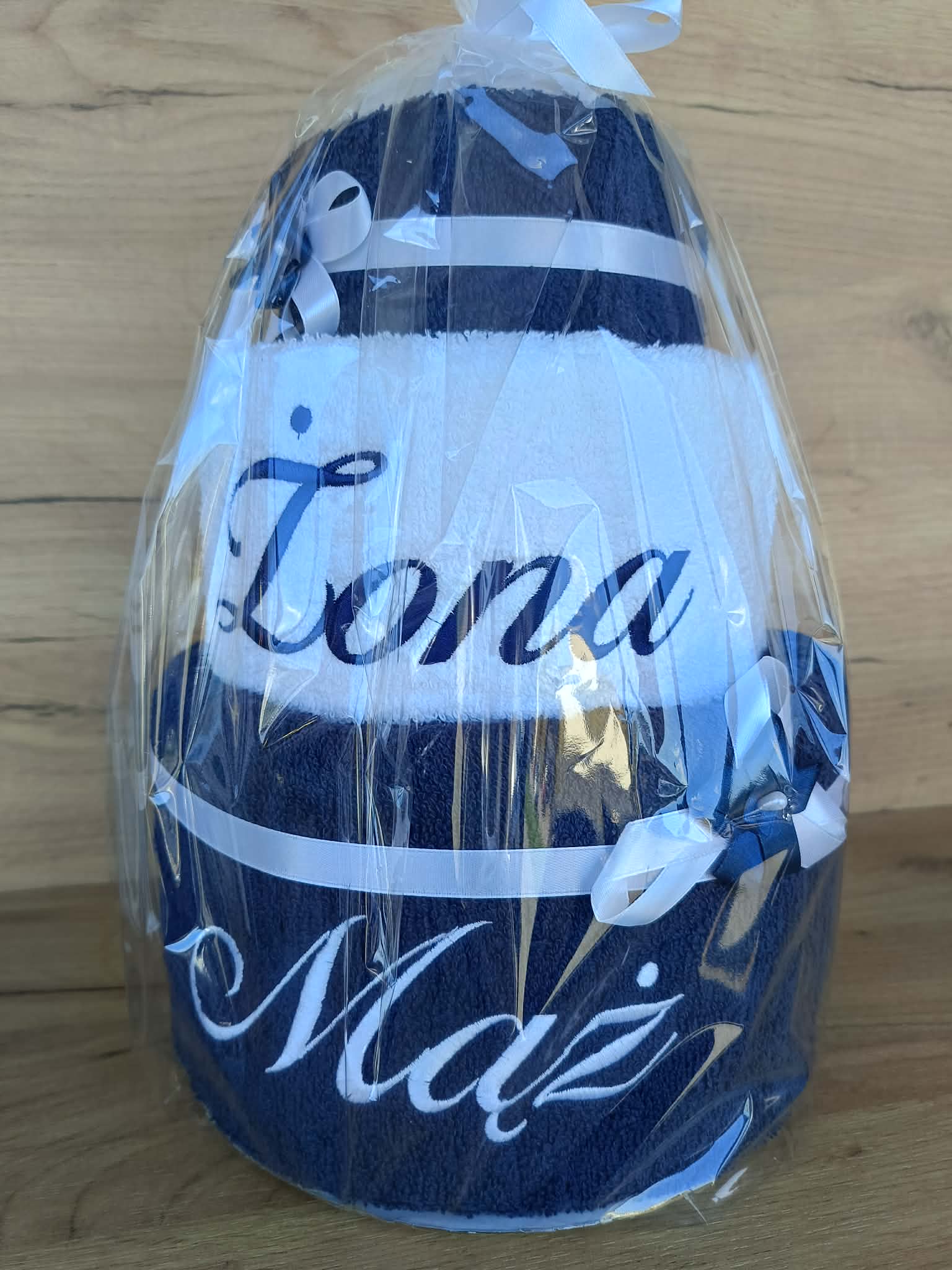 Tort z ręczników 3 poziomowy z haftem Żona Mąż wzór 17 w kolorach granat, biały, granat