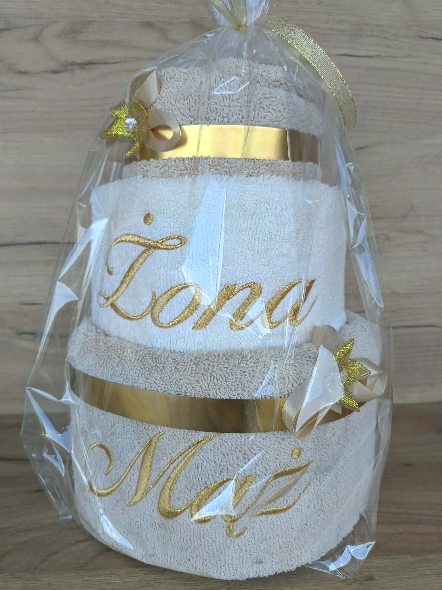 Tort z ręczników 3 poziomowy z haftem Żona Mąż wzór 25 w kolorach jasny beż, ecru, jasny beż