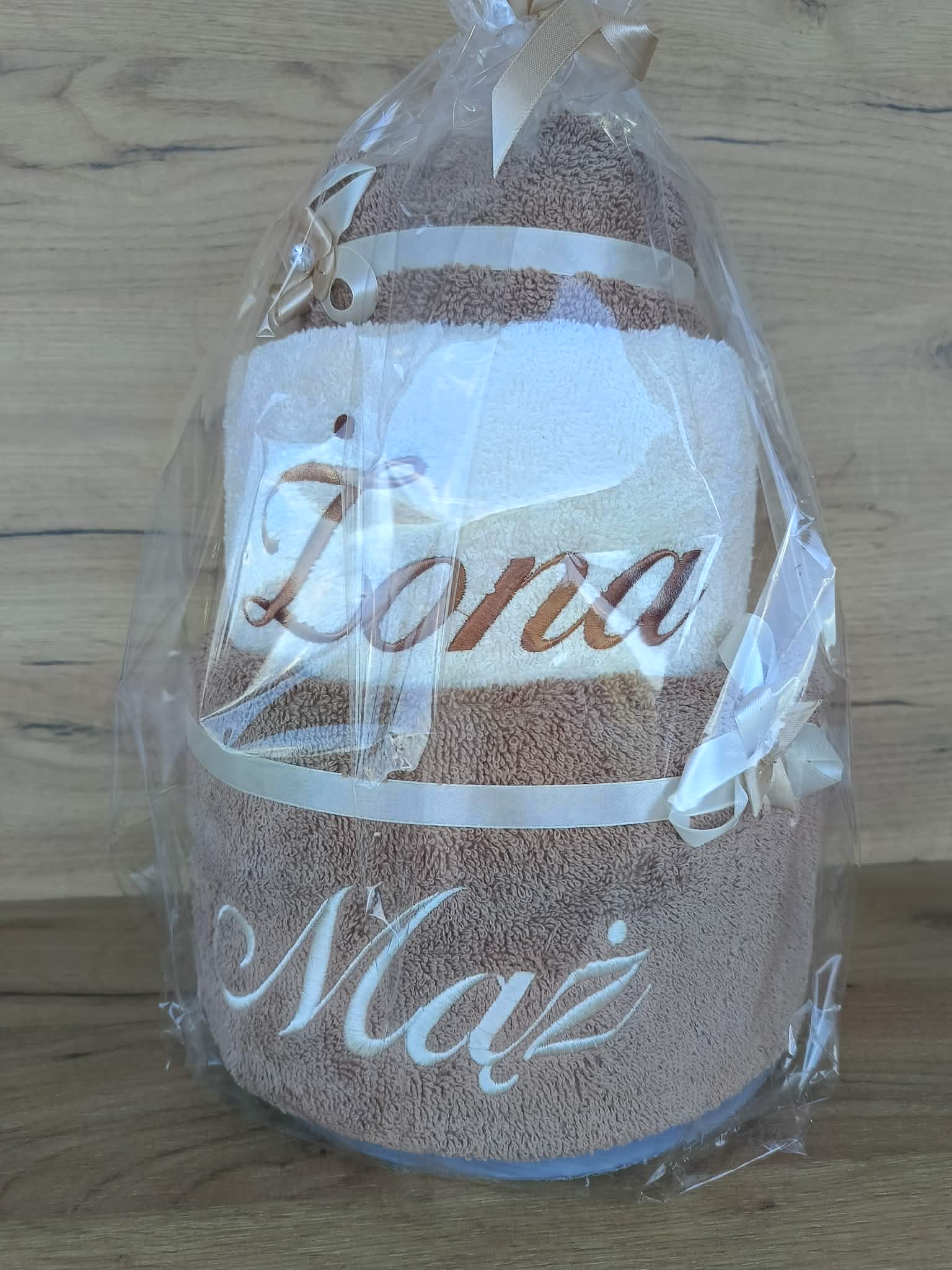 Tort z ręczników 3 poziomowy z haftem Żona Mąż wzór 33 w kolorach ciemny beż, ecru, ciemny beż