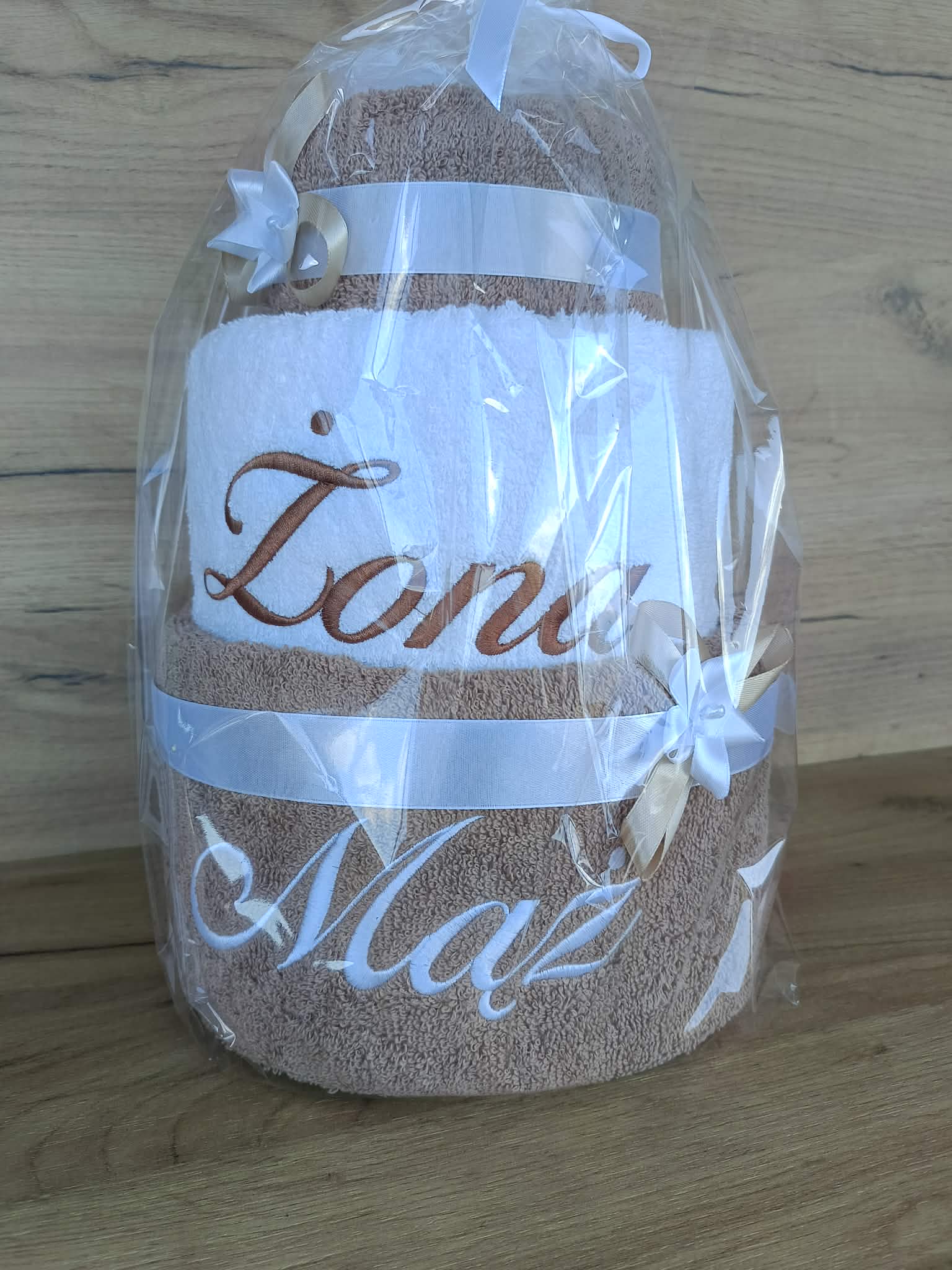 Tort z ręczników 3 poziomowy z haftem Żona Mąż wzór 34 w kolorach ciemny beż, biały, ciemny beż