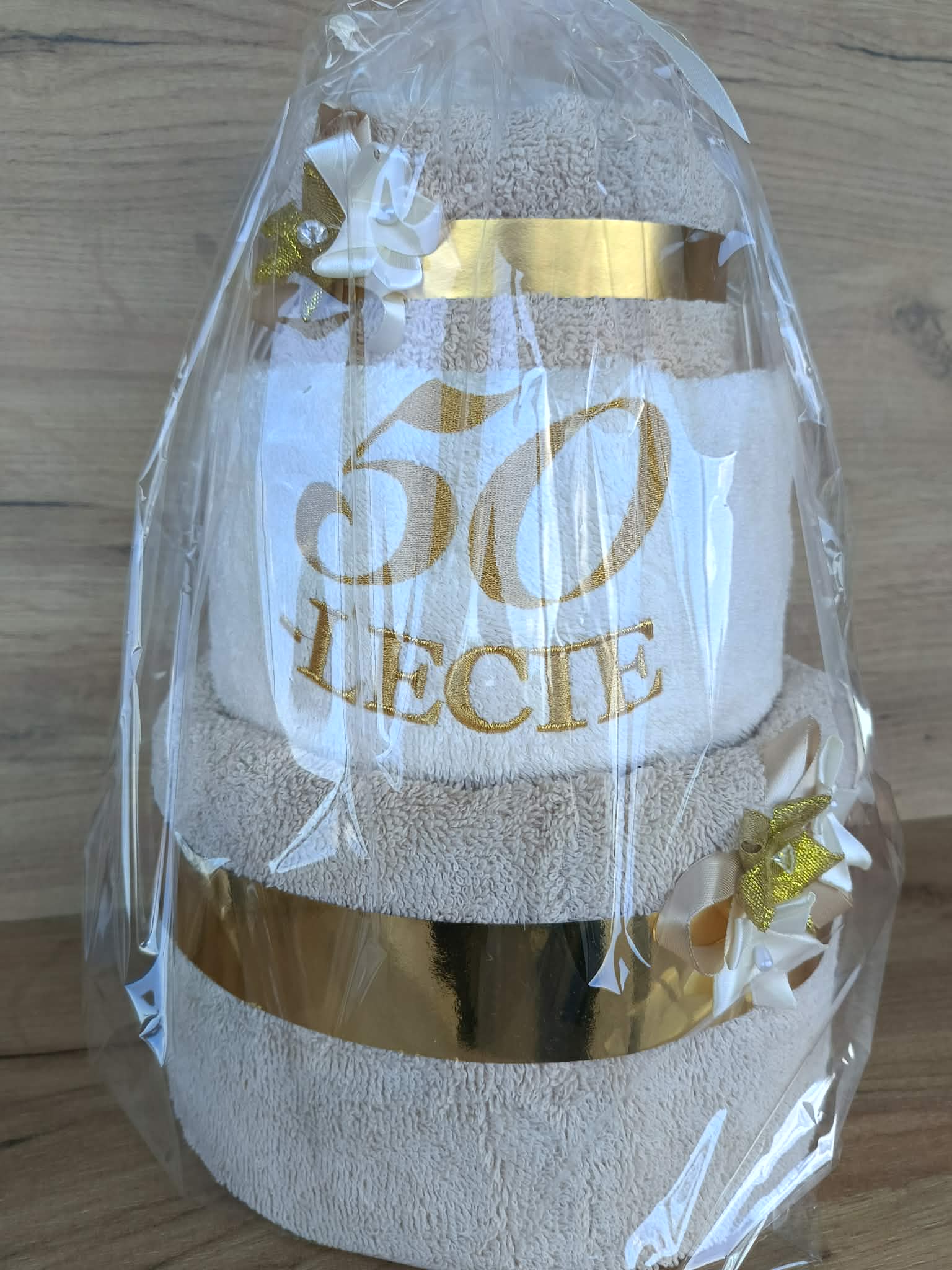 Tort z ręczników 3 poziomowy z haftem 50-lecie wzór 2 w kolorach jasny beż, ecru, jasny beż