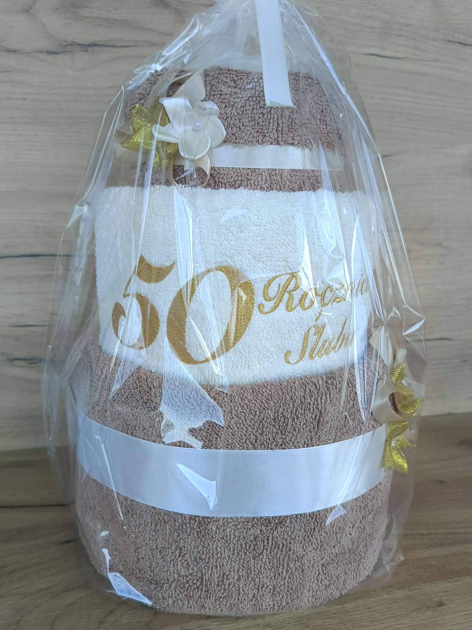 Tort z ręczników 3 poziomowy z haftem 50 rocznica ślubu w kolorach ciemny beż, ecru, ciemny beż