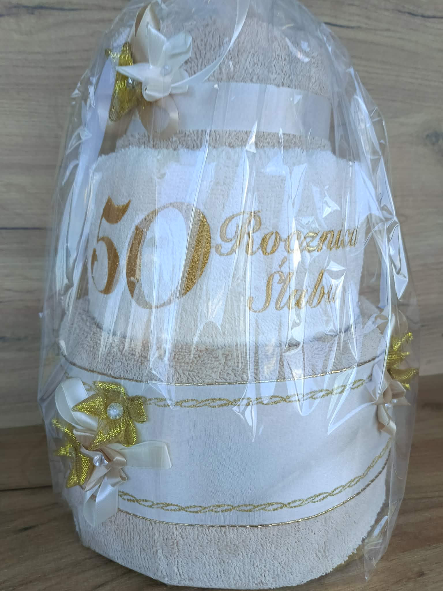 Tort z ręczników 3 poziomowy z haftem 50 rocznica ślubu wzór 2 w kolorach jasny beż, ecru, jasny beż