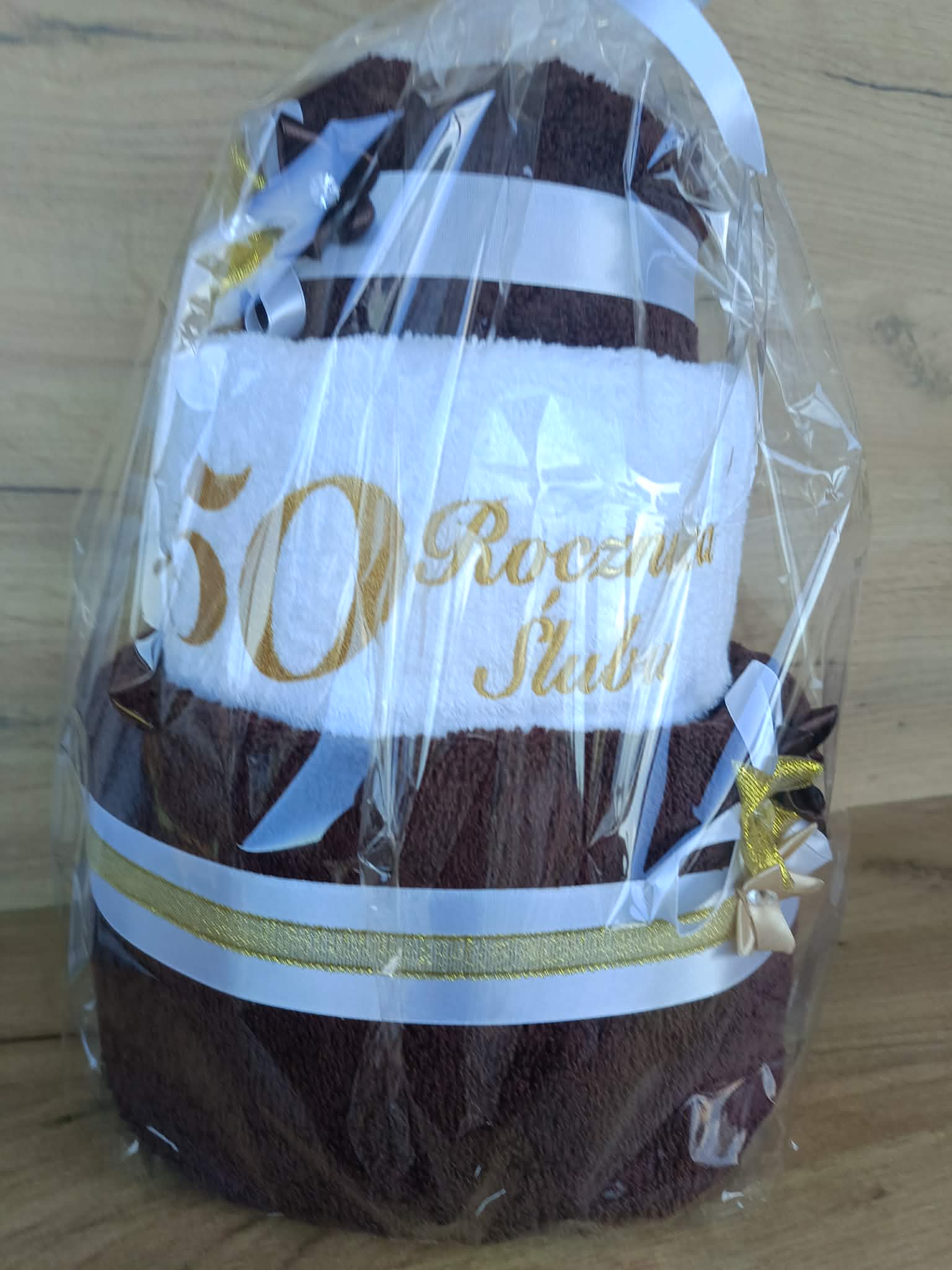 Tort z ręczników 3 poziomowy z haftem 50 rocznica ślubu w kolorach ciemny brąz, biały, ciemny brąz