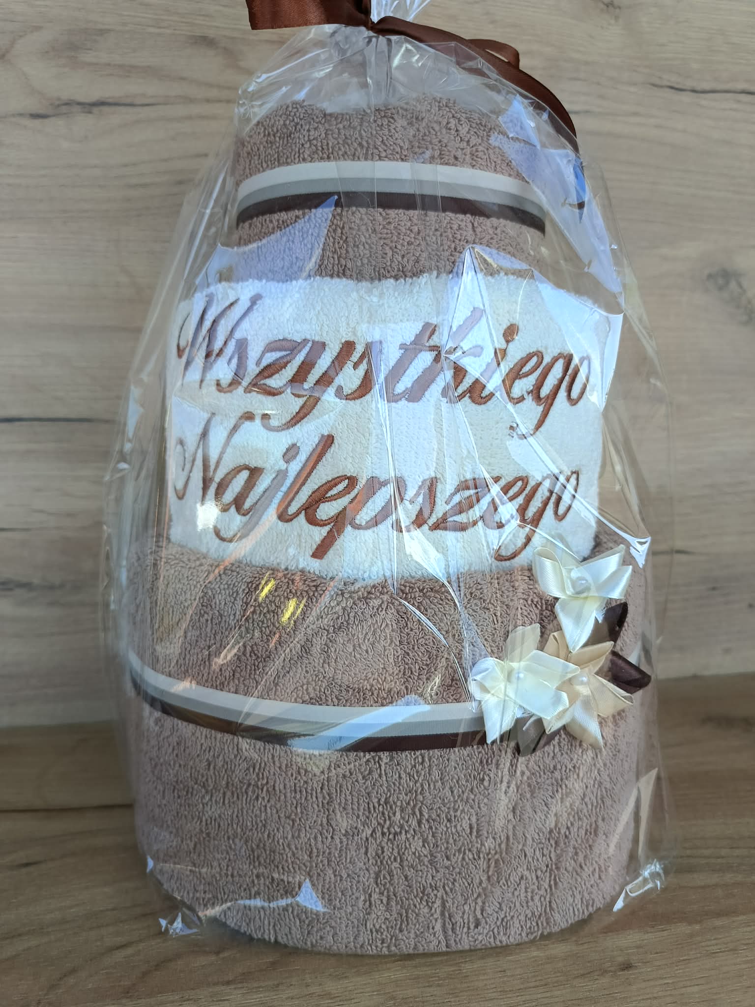 Tort z ręczników 3 poziomowy z haftem Wszystkiego najlepszego wzór 30 
w kolorach ciemny beż, ecru, ciemny beż