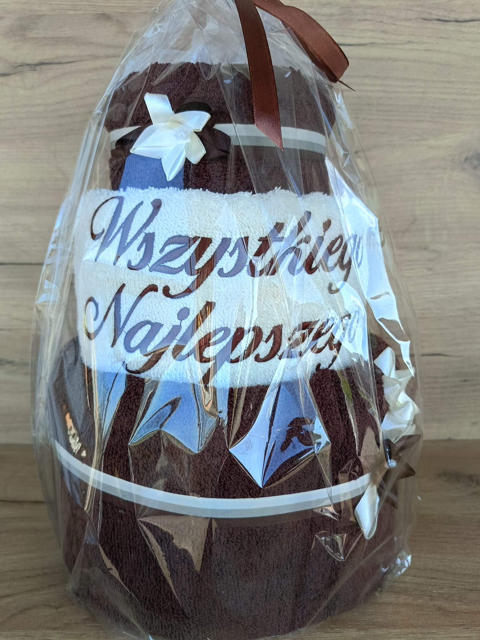 Tort z ręczników 3 poziomowy z haftem Wszystkiego Najlepszego wzór 34
w kolorach ciemny brąz, ecru, ciemny brąz